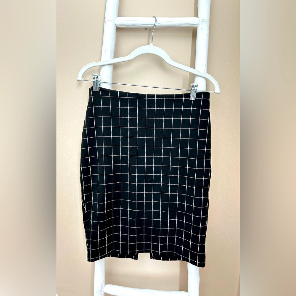 Size 6, black and white skirt. Zipper in the back